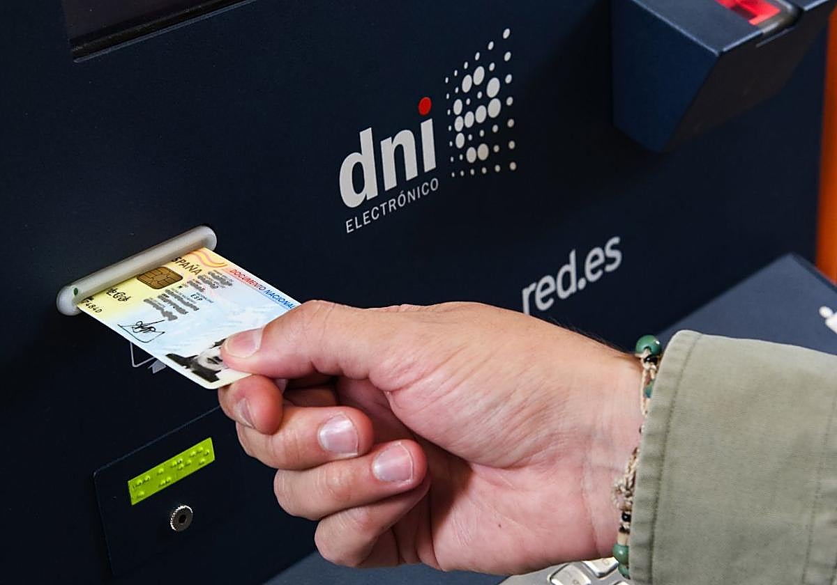 Usuario renueva su Documento Nacional de Identidad.