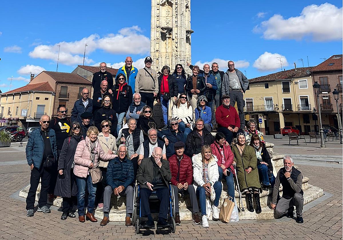 Peregrinos y hospitaleros se hicieron la foto de familia junto al rollo de Villalón el último día del encuentro.