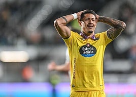 Marcos André se lamenta durante el partido.