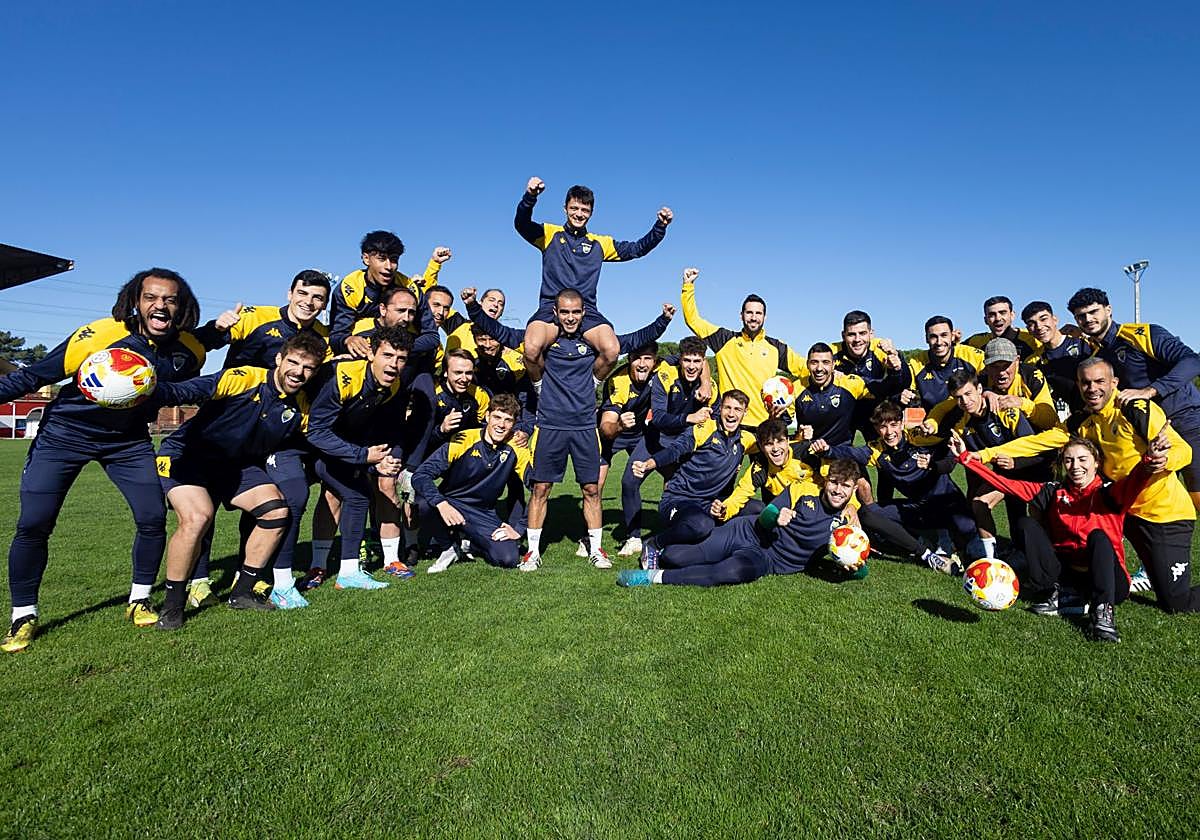 La plantilla posa eufórica en Las Salinas a unas horas del partido más importante en la historia del Atlético Tordesillas.