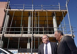 El consejero de Sanidad, Alejandro Vázquez (izquierda), visitó este lunes las obras de reforma del centro de salud de Laguna de Duero.