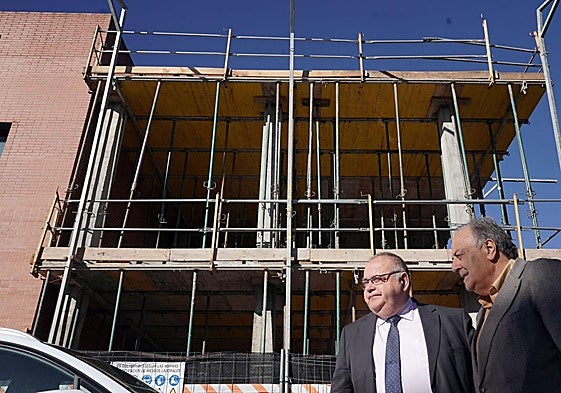 El consejero de Sanidad, Alejandro Vázquez Ramos, visita las obras de ampliación y reforma del centro de salud Laguna de Duero, en Valladolid.