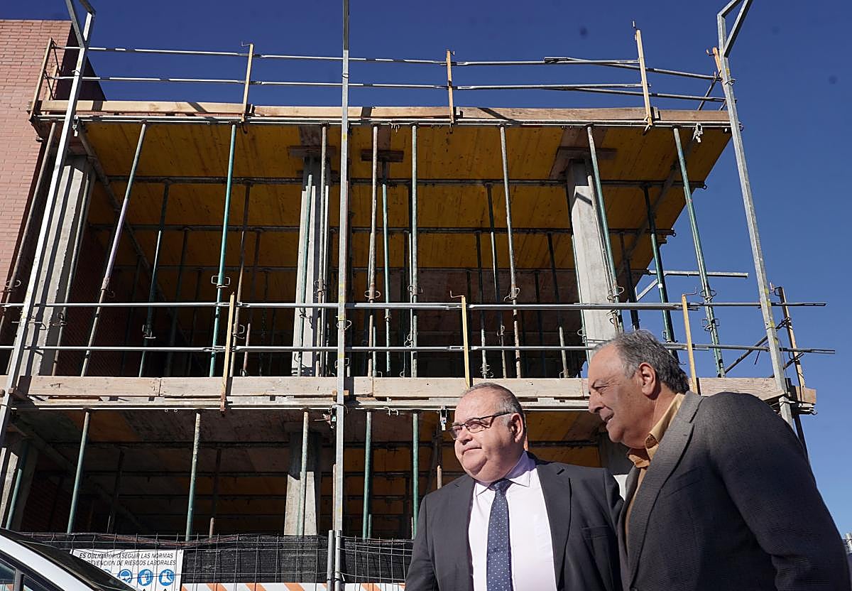 El consejero de Sanidad, Alejandro Vázquez Ramos, visita las obras de ampliación y reforma del centro de salud Laguna de Duero, en Valladolid.