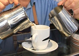 Imagen de archivo de un camarero sirviendo un café.