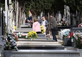 Varias personas en el cementerio municipal de Palencia, el año pasado en Todos los Santos.