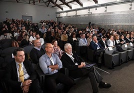 El arquitecto y urbanista Fernando Prats, tercero por la izquierda, entre un auditorio repleto.