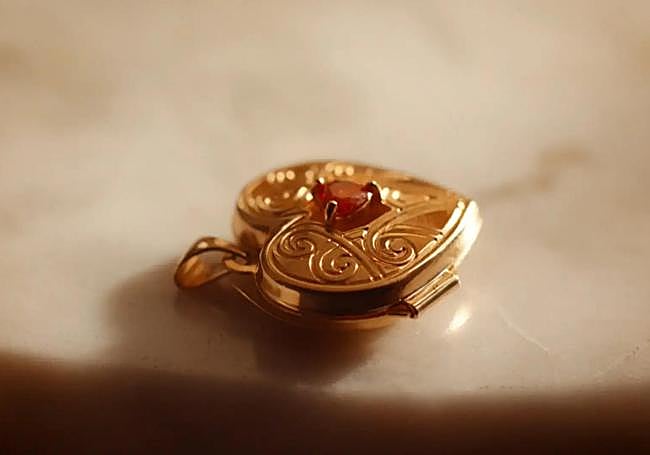 El corazón de oro en el videoclip.