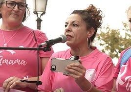 Cristina Medina se dirigió a los asistentes a la concentración en protesta por los fallos en el sistema de cribados del cáncer de mama.