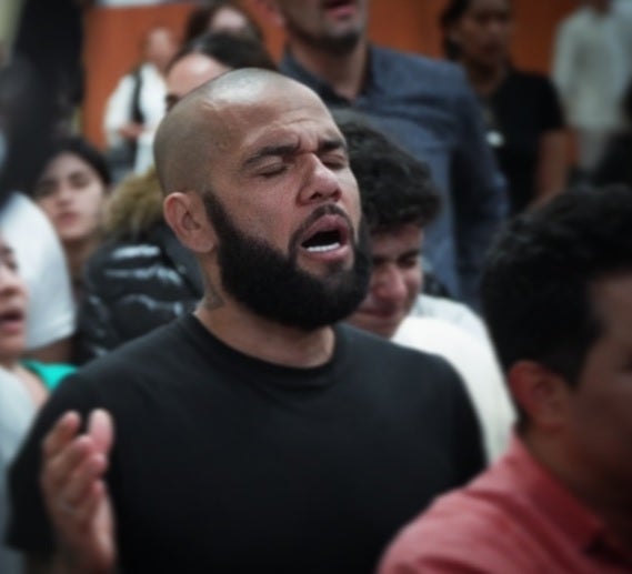 ani Alves rezando en la Iglesia de Elim en Girona.