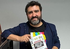 Diego Merayo posa con un ejemplar de su libro '¡Esto da para una serie!', que sale a la venta el próximo miércoles 29 de octubre.