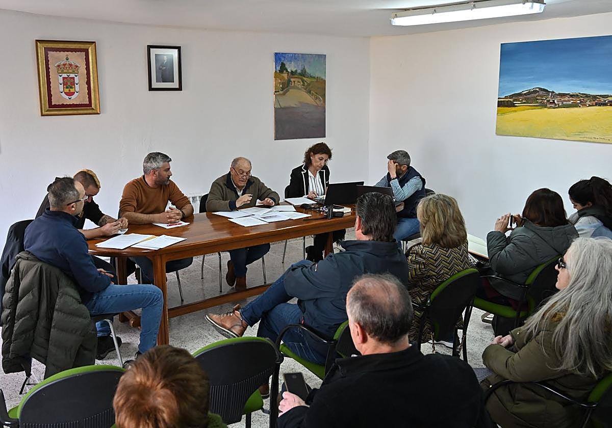 El alcalde, en el centro, en el Pleno celebrado en marzo sobre el reconocimiento a García Hevia.