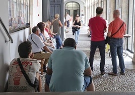 Colas en el edificio municipal de San Benito el pasado agosto por la tasa de basura.