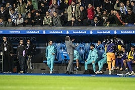 Guillermo Almada se dirige a la grada de Riazor el pasado domingo.