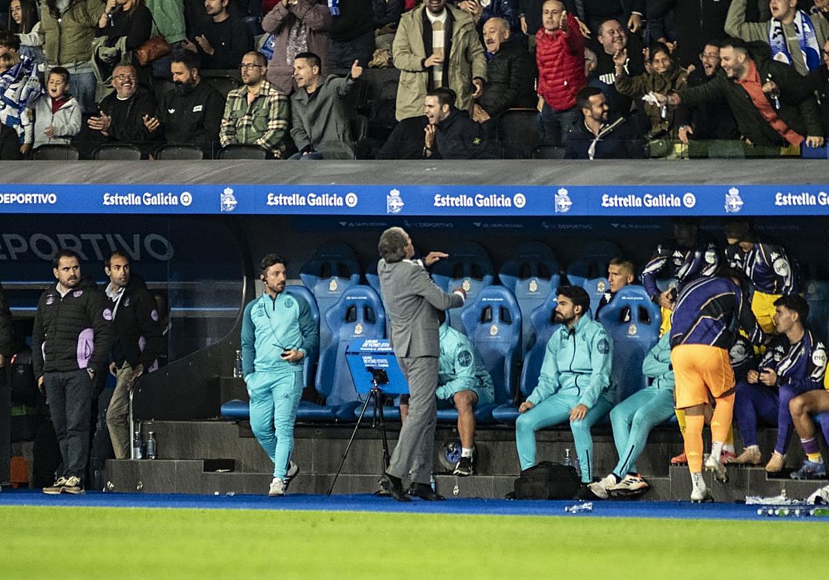 Guillermo Almada se dirige a la grada de Riazor el pasado domingo.