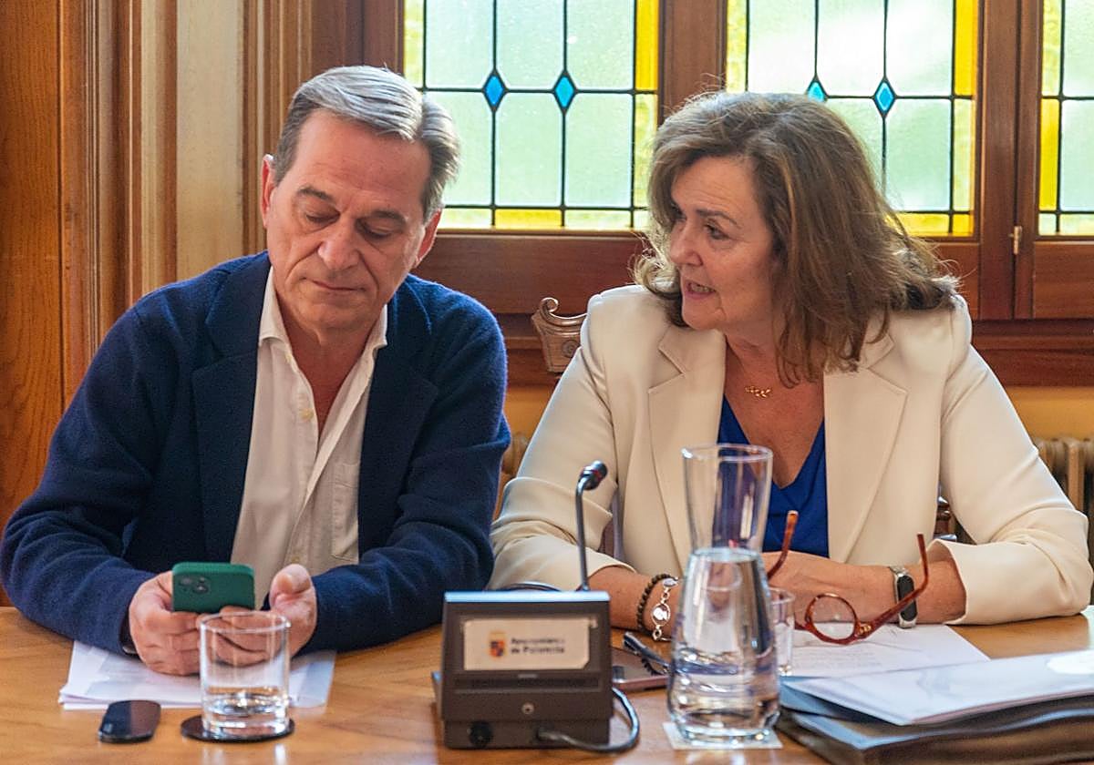 Emilio Polo, último concejal de Vox en el Ayuntamiento de Palencia, junto a la exportavoz, Sonia Lalanda.