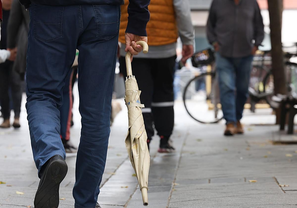 El paraguas es un complemento imprescindible estos días en la comunidad.