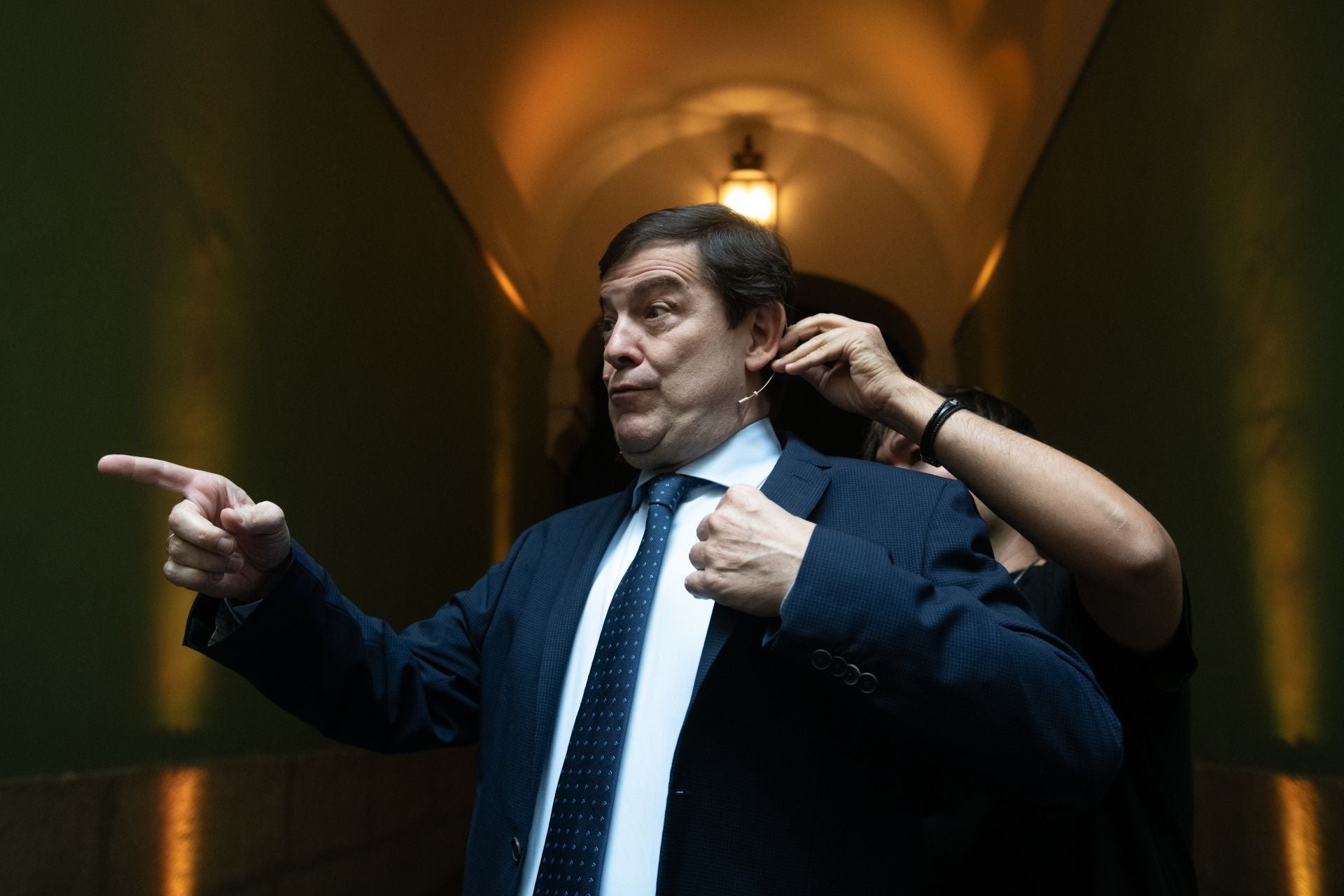 Alfonso Fernández Mañueco, antes de su intervención durante la presentación de la campaña '«aquí, menos ruido y más nueces».