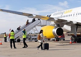 Varias personas acceden a la primera aeronave de la compañía que partía desde Vllanubla hasta El Prat, este martes.