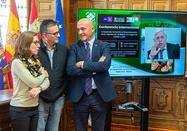 El vicerrector del campus de Palencia junto a otros participantes en la jornada, este martes en el Ayuntamiento de Palencia.