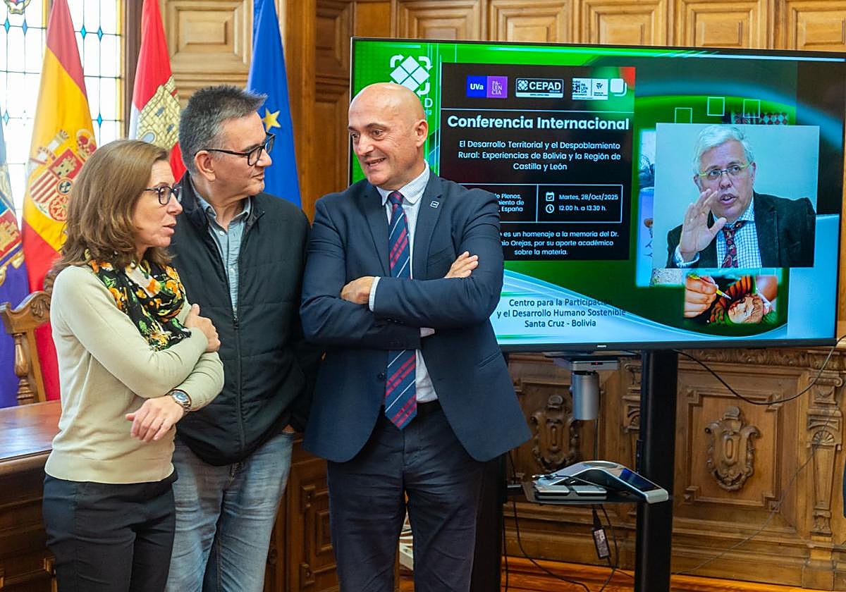 El vicerrector del campus de Palencia junto a otros participantes en la jornada, este martes en el Ayuntamiento de Palencia.