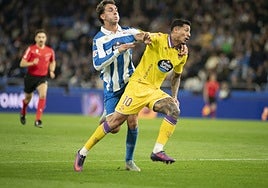 Barcia traba a Marcos André dentro del área.