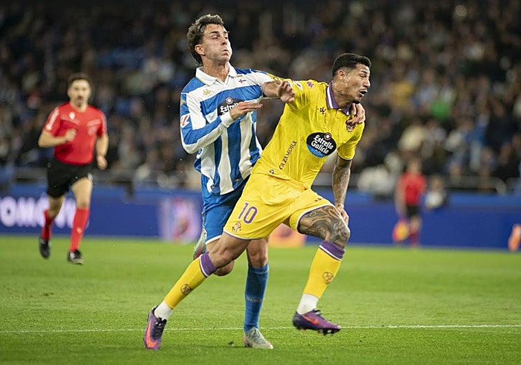 Barcia traba a Marcos André dentro del área.