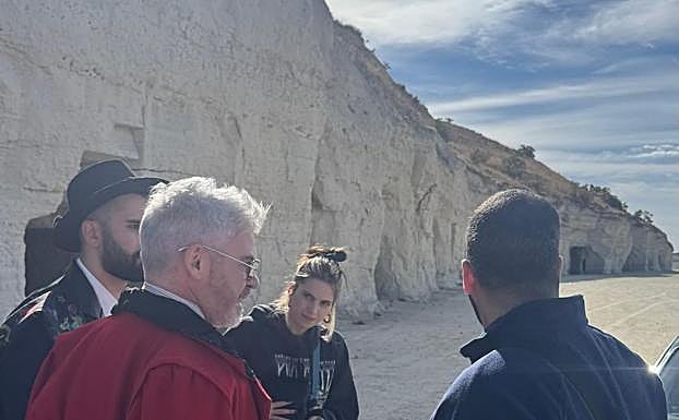 El grupo musical Siloé, durante la grabación, junto a las minas de yeso de Hornillos.