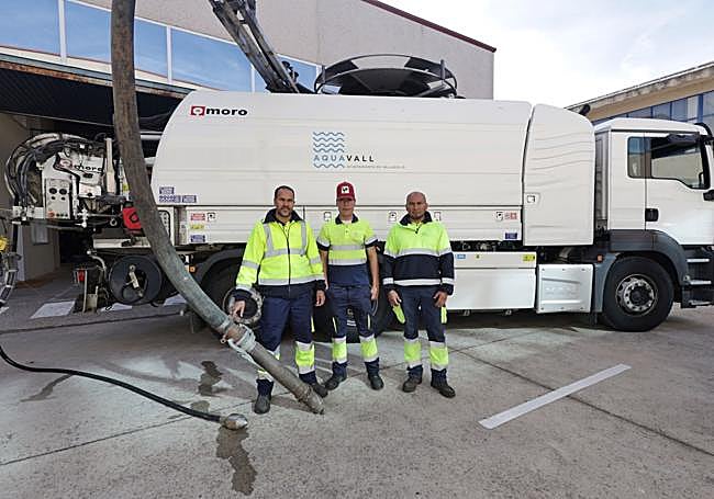 Abderrahim El Abdouli, Álvaro González y Luis Enrique Becerra, son tres de los trabajadores de Aquavall que acudieron a la Comunidad Valenciana a ayudar, junto con Adrián García, Javier Tristán, Jesús García y David Llorente