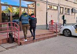 Uno de los detenidos, en la Comandancia de la Guardia Civil.