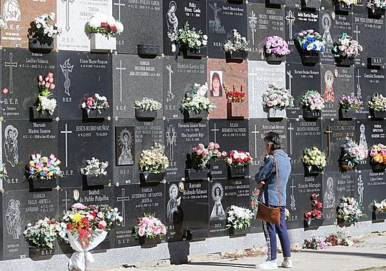 Pared de nichos en el cementerio de Segovia en las horas previas al 1 de noviembre.