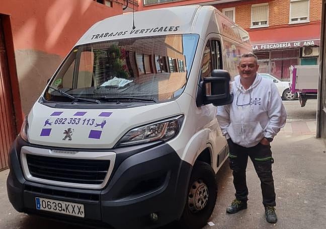 El constructor José Gaitán no dudó en desplazarse con su furgoneta a llevar botas y herramientas a los municipios afectados por la DANA