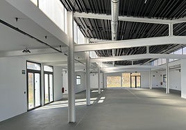 Interior de la antigua nave del Val, aún vacía, que acogerá el laboratorio tecnológico en el Barrio España.