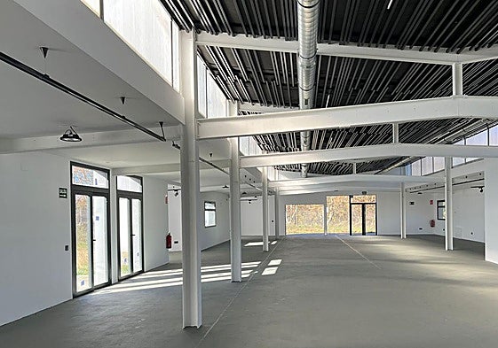 Interior de la antigua nave del Val, aún vacía, que acogerá el laboratorio tecnológico en el Barrio España.