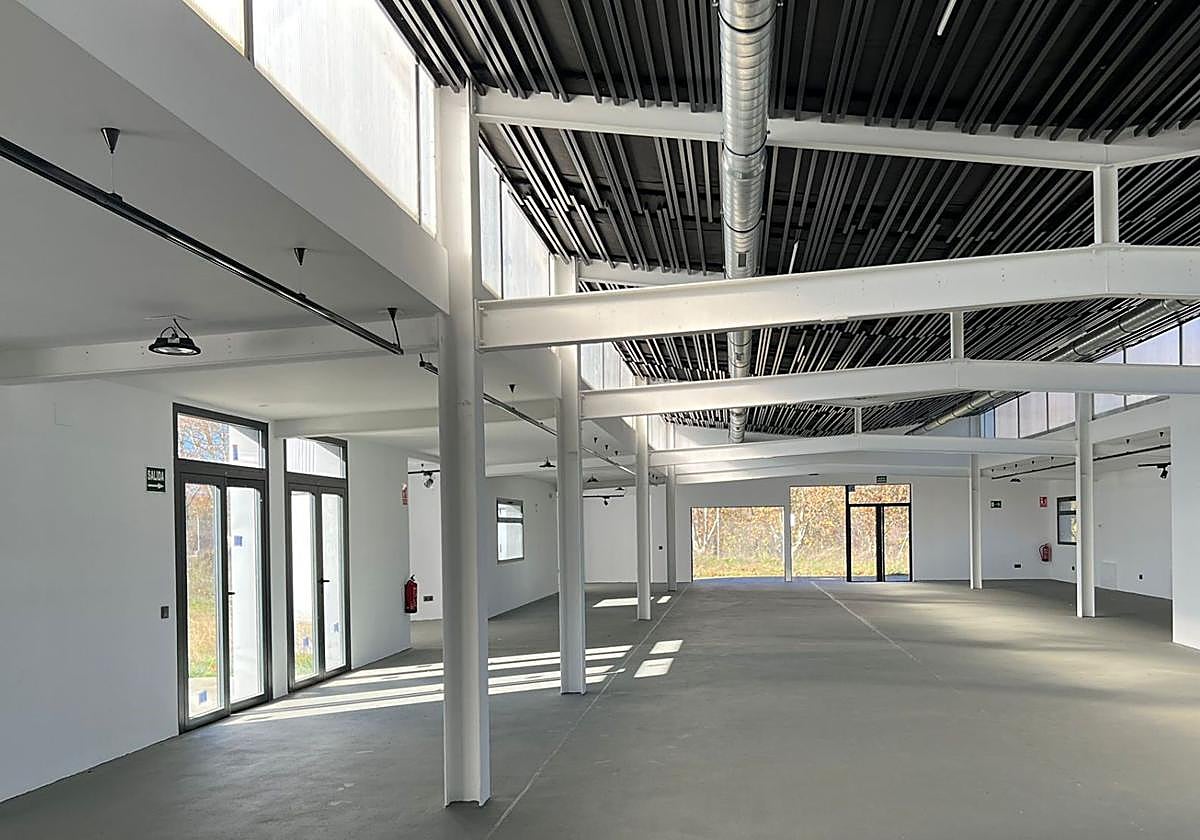 Interior de la antigua nave del Val, aún vacía, que acogerá el laboratorio tecnológico en el Barrio España.
