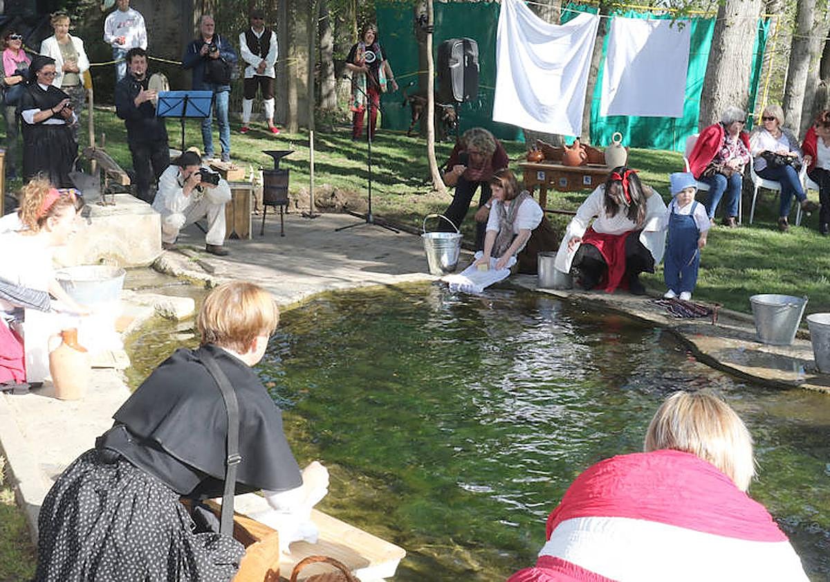 Imagen principal - 1) Fiesta en el parque de Las Lavanderas, en la Overuela (2019) en homenaje a las personas que acudían a lavar la ropa hasta esa zona por la falta de agua corriente en las casas. 2 Parque en la actualidad. 3. Mirador de aves, situado tras el parque.
