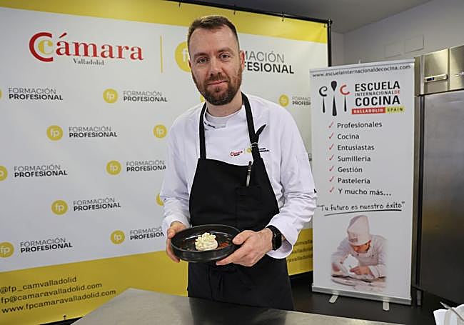 El chef Raúl del Moral con su plato recién terminado