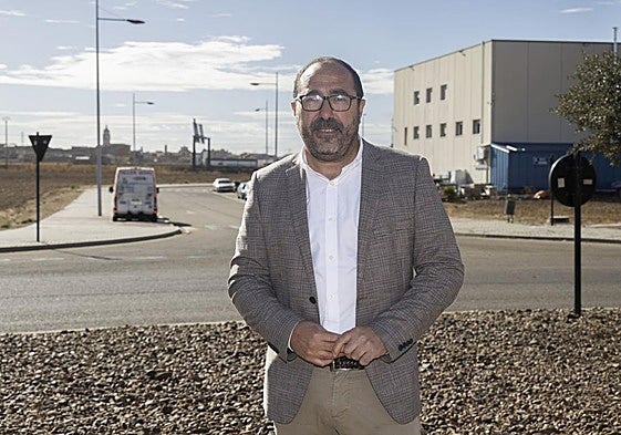 Miguel Ángel Oliveira, alcalde de Tordesillas, en el Polígono Industrial Sepes