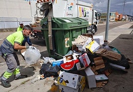 Recogida de basuras en la ciudad de Palencia.