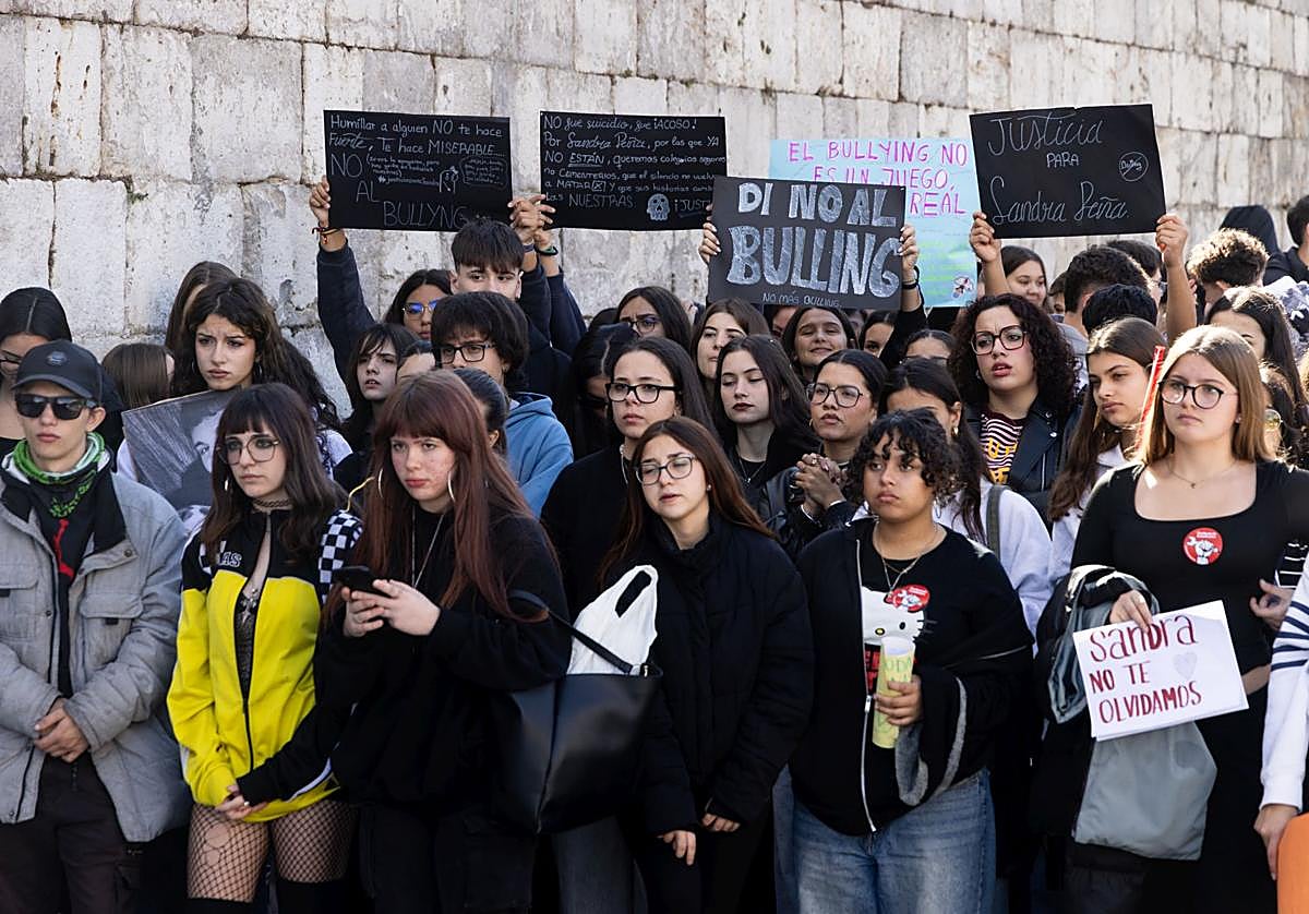Concentración este martes en Valladolid contra el acoso escolar.