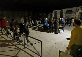 Voluntarios y beneficiarios del programa solidario de Asalvo, en la zona vallada bajo el Arco de Ladrillo, junto a la estación de autobuses.
