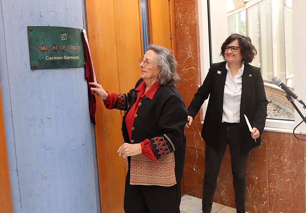 La periodista Carmen Sarmiento descubre la placa que lleva su nombre, este miércoles en presencia de la decana de Filosofía y Letras, Dunia Etura.