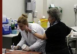 Una enfermera anota la tensión arterial de una paciente en una imagen de archivo.