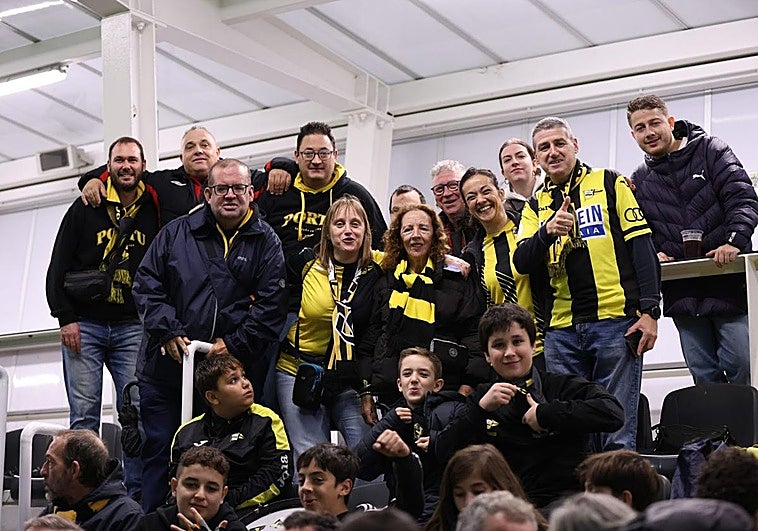 Aficionaddos del Portugalete en la grada de La Florida.