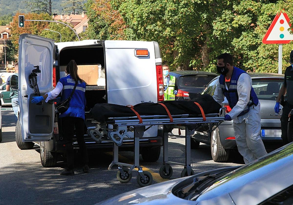 Levantamiento del cadáver de una mujer asesinada en La Granja, en agosto de 2020.