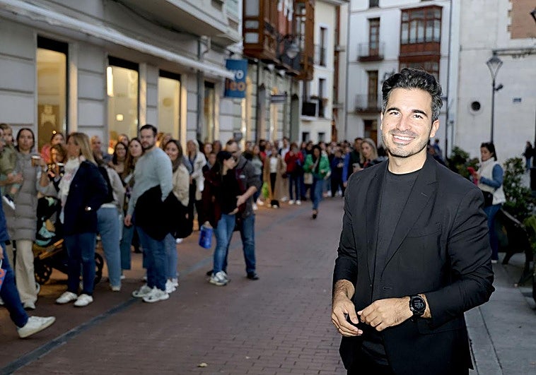 Javier Castillo, a las puertas de Oletvm en la plaza del Salvador, con sus lectores formando cola para la firma de ejemplares.