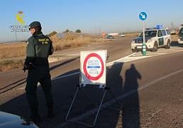 Paran a un motorista en un control y acaba detenido por tráfico de drogas y no tener carné