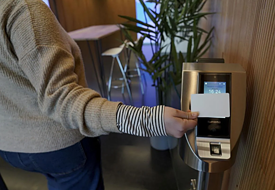 Una trabajadora ficha en la entrada a un puesto de trabajo.