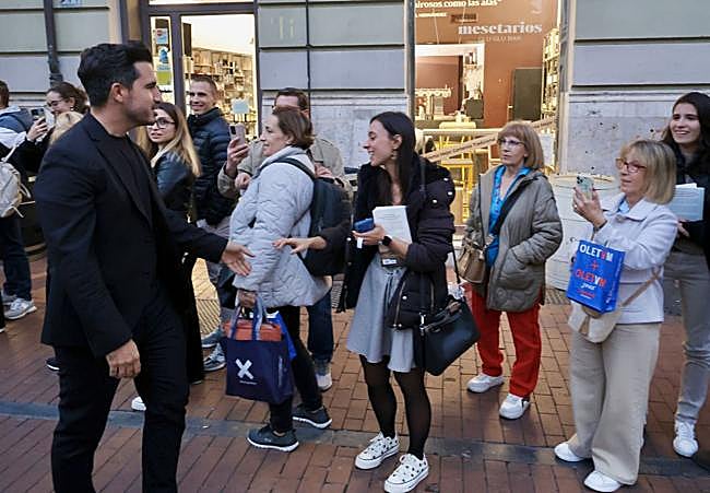 El escritor recorrió lacola saludando a sus seguidores.
