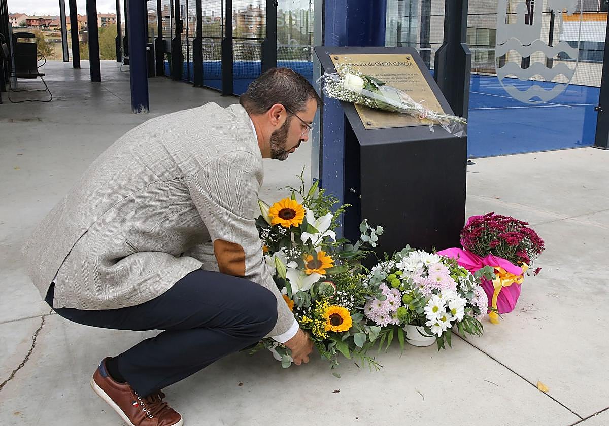 Eugenio García, padre de Olivia, deposita este miércoles unas flores en el homenaje celebrado en Palazuelos de Eresma.