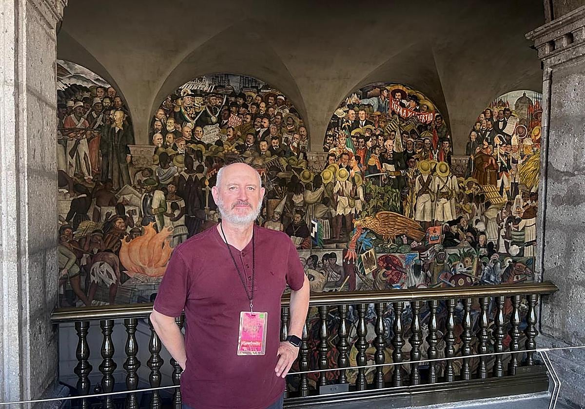 Jesús Ignacio Panedas ante los murales del Palacio Nacional de Ciudad de México